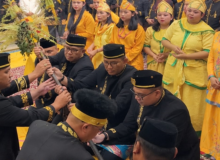 Prosesi perebahan Pinang Ayu Erau Adat Kutai 2026. (Van/dutakaltimnews.com)