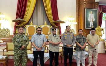 Bupati Kukar, Aulia Rahman Basri bersama Forkopimda dan Kesultanan Kutai Kartanegara Ing Martadipura usai rapat membahas kesiapan pelaksanaan Erau Adat Kutai 2026 di Kedaton. (Van/dutakaltimnews.com)