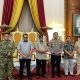Bupati Kukar, Aulia Rahman Basri bersama Forkopimda dan Kesultanan Kutai Kartanegara Ing Martadipura usai rapat membahas kesiapan pelaksanaan Erau Adat Kutai 2026 di Kedaton. (Van/dutakaltimnews.com)