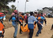Petugas Gabungan Saat Evakuasi Korban Tenggelam di perairan Sungai Belayan, Desa Long Lalang, Kecamatan Tabang. (Dok. Pos SAR Samarinda)