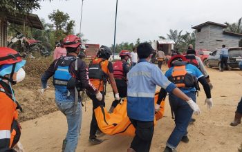 Petugas Gabungan Saat Evakuasi Korban Tenggelam di perairan Sungai Belayan, Desa Long Lalang, Kecamatan Tabang. (Dok. Pos SAR Samarinda)