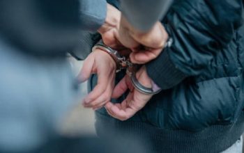 Diduga Setubuhi Adik Ipar Berulang Kali, Pria di Loa Kulu di Ringkus Polisi 5 Ilustrasi Polisi mengamankan pelaku kriminal. (Dok. Istock)
