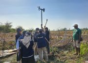 Tim Ekspedisi Patriot IPB University mengambil langkah konkret dengan memasang Automatic Weather Station (AWS). (Dok. Kementerian Transmigrasi)