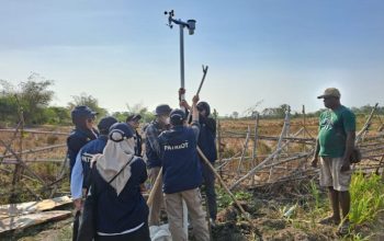 Tim Ekspedisi Patriot IPB University mengambil langkah konkret dengan memasang Automatic Weather Station (AWS). (Dok. Kementerian Transmigrasi)