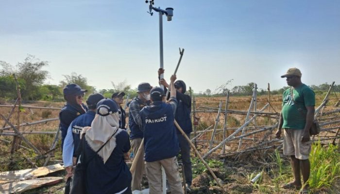 Antisipasi Gagal Panen di Merauke, Tim Ekspedisi Patriot IPB University Pasang Stasiun Pemantau Cuaca Digital untuk Petani