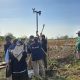 Tim Ekspedisi Patriot IPB University mengambil langkah konkret dengan memasang Automatic Weather Station (AWS). (Dok. Kementerian Transmigrasi)
