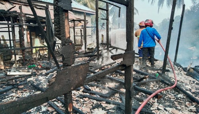 Tungku Kayu Diduga Jadi Penyebab, Dua Rumah di Manunggal Jaya Ludes Terbakar