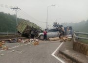 Kecelakaan lalu lintas melibatkan truk Hino dan Mitsubishi Strada Triton di Jembatan Martadipura, Jalan Poros Tenggarong–Tabang, Kecamatan Kota Bangun. (Istimewa)