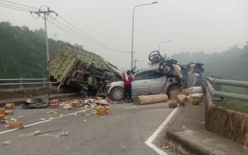 Kecelakaan lalu lintas melibatkan truk Hino dan Mitsubishi Strada Triton di Jembatan Martadipura, Jalan Poros Tenggarong–Tabang, Kecamatan Kota Bangun. (Istimewa)
