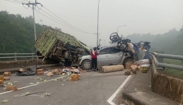 Triton Tabrak Truk Hino di Jembatan Martadipura Kota Bangun, 3 Orang Dilarikan ke Rumah Sakit