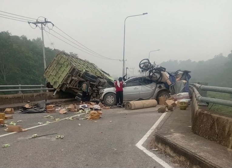 Kecelakaan lalu lintas melibatkan truk Hino dan Mitsubishi Strada Triton di Jembatan Martadipura, Jalan Poros Tenggarong–Tabang, Kecamatan Kota Bangun. (Istimewa)