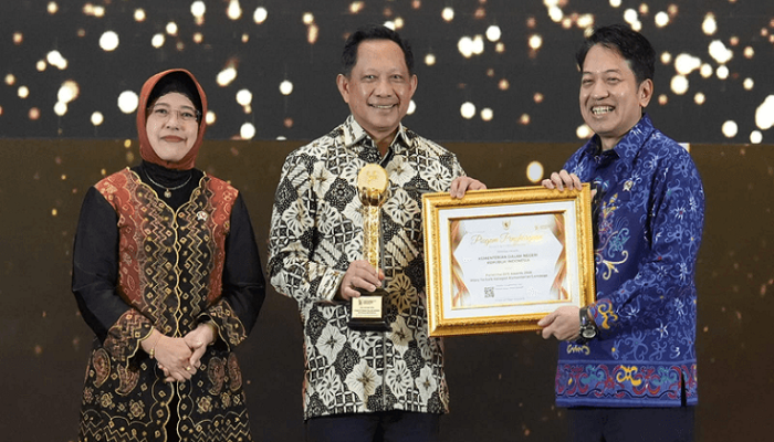 Optimalkan Statistik sebagai Kompas Pembangunan Daerah, Kemendagri Raih Penghargaan dari BPS