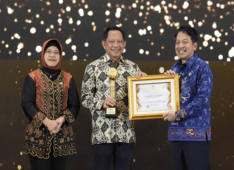 Kementerian Dalam Negeri (Kemendagri) meraih penghargaan pada kategori kementerian dalam Anugerah Hari Statistik Nasional Tahun 2026. (Dok. Kementerian Dalam Negeri)