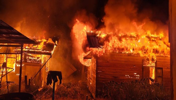 Api Mengamuk di Jalan Pesut, 3 Rumah Terbakar, Kerugian Ratusan Juta