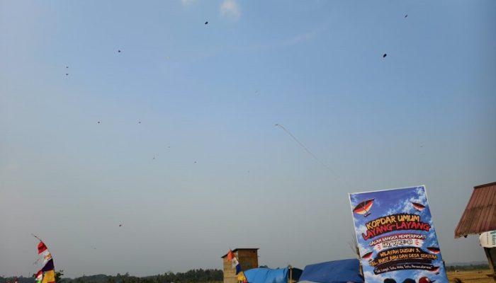 Kopdar Layang-Layang Bukit Biru Meriah, 300–400 Layangan Hiasi Langit Tenggarong