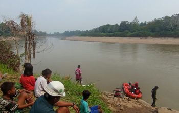 Suasana Proses Pencarian Korban Tenggelam di perairan Sungai Belayan, Desa Long Lalang, Kecamatan Tabang. (Dok. Polsek Tabang)