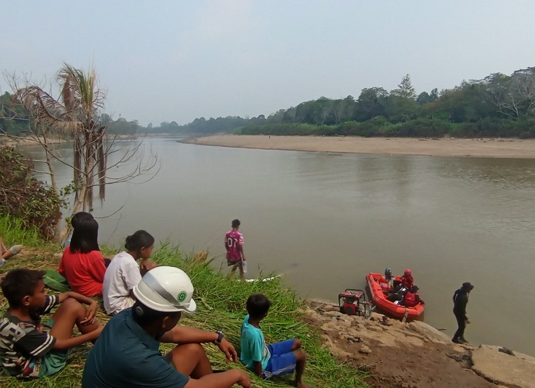 Suasana Proses Pencarian Korban Tenggelam di perairan Sungai Belayan, Desa Long Lalang, Kecamatan Tabang. (Dok. Polsek Tabang)