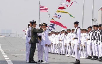 Peresmian kapal induk pertama sebagai Kapal Perang Republik Indonesia (KRI) yang dimiliki TNI AL merupakan bagian dari pembangunan dan modernisasi kekuatan pertahanan yang dilaksanakan Kementerian Pertahanan (Kemhan) bersama TNI. (Dok. Kementerian Pertahanan)
