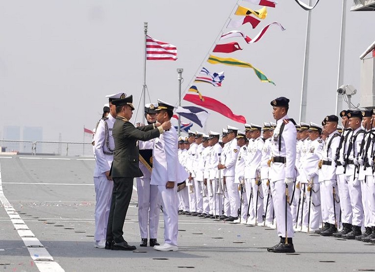 Peresmian kapal induk pertama sebagai Kapal Perang Republik Indonesia (KRI) yang dimiliki TNI AL merupakan bagian dari pembangunan dan modernisasi kekuatan pertahanan yang dilaksanakan Kementerian Pertahanan (Kemhan) bersama TNI. (Dok. Kementerian Pertahanan)