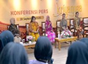 Ketua Harian Dewan Kerajinan Nasional (Dekranas) Tri Tito Karnavian didampingi Ketua Panitia Pelaksana Kriyanusa 2026 Ayu Heni Rosan, Ketua Bidang Promosi dan Humas Dekranas Indri Angga Prabowo, Penanggung Jawab Acara Panggung Utama Kriyanusa 2026 Evi Agus Andrianto, dan Ketua Dekranasda Provinsi Sumatera Selatan Feby Herman Deru memberikan keterangan kepada awak media dalam Konferensi Pers Kriyanusa 2026 di Kantor Kementerian Komunikasi dan Digital, Jakarta Pusat, Jumat (18/09/2026). (Dok. Kementerian Komunikasi dan Digital)