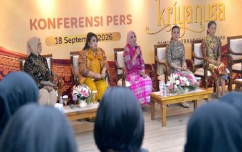 Ketua Harian Dewan Kerajinan Nasional (Dekranas) Tri Tito Karnavian didampingi Ketua Panitia Pelaksana Kriyanusa 2026 Ayu Heni Rosan, Ketua Bidang Promosi dan Humas Dekranas Indri Angga Prabowo, Penanggung Jawab Acara Panggung Utama Kriyanusa 2026 Evi Agus Andrianto, dan Ketua Dekranasda Provinsi Sumatera Selatan Feby Herman Deru memberikan keterangan kepada awak media dalam Konferensi Pers Kriyanusa 2026 di Kantor Kementerian Komunikasi dan Digital, Jakarta Pusat, Jumat (18/09/2026). (Dok. Kementerian Komunikasi dan Digital)