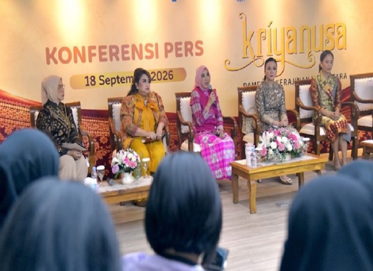 Ketua Harian Dewan Kerajinan Nasional (Dekranas) Tri Tito Karnavian didampingi Ketua Panitia Pelaksana Kriyanusa 2026 Ayu Heni Rosan, Ketua Bidang Promosi dan Humas Dekranas Indri Angga Prabowo, Penanggung Jawab Acara Panggung Utama Kriyanusa 2026 Evi Agus Andrianto, dan Ketua Dekranasda Provinsi Sumatera Selatan Feby Herman Deru memberikan keterangan kepada awak media dalam Konferensi Pers Kriyanusa 2026 di Kantor Kementerian Komunikasi dan Digital, Jakarta Pusat, Jumat (18/09/2026). (Dok. Kementerian Komunikasi dan Digital)