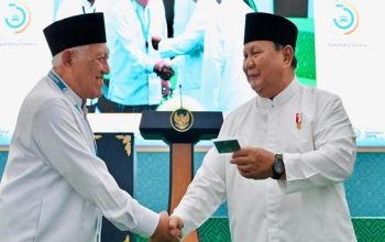 Terima Kartanu, Presiden Prabowo Tegaskan Komitmen Gotong Royong untuk Kesejahteraan Rakyat 2 Presiden Prabowo Subianto menerima kartu tanda anggota Nahdlatul Ulama (Kartanu) yang diserahkan oleh Rais Aam. (Dok. Kementerian Sekretariat Negara)