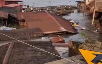 Kondisi rumah warga terdampak longsor hingga larut ke Sungai Mahakam. (Dok. Kepala Desa Jembayan, Erwin)