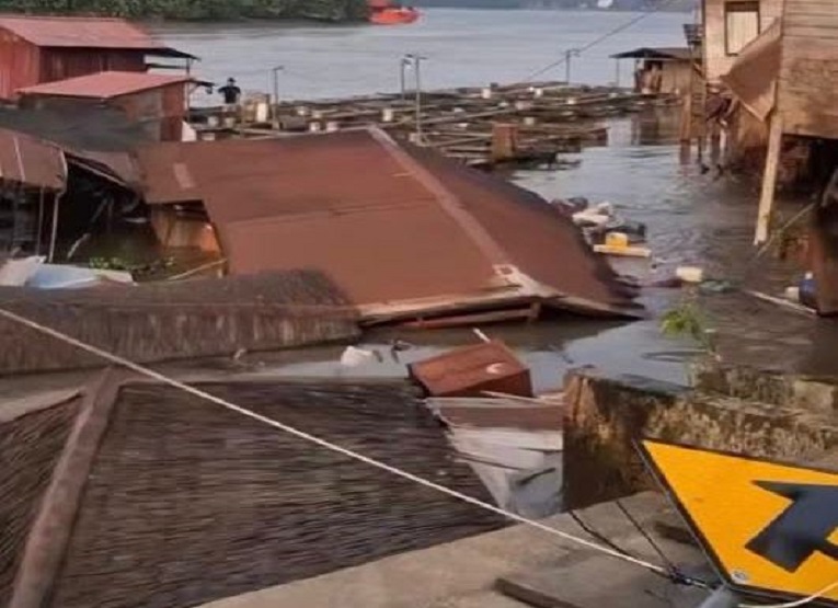 Kondisi rumah warga terdampak longsor hingga larut ke Sungai Mahakam. (Dok. Kepala Desa Jembayan, Erwin)