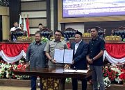 Bahas KUA-PPAS 2026-2027, Bupati Aulia Ungkap Utang Rp820 Miliar Kukar Lunas 11 Bupati Kukar Aulia Rahman Basri bersama DPRD saat penandatanganan kesepakatan KUA-PPAS. (Van/dutakaltimnews.com)