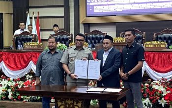 Bahas KUA-PPAS 2026-2027, Bupati Aulia Ungkap Utang Rp820 Miliar Kukar Lunas 4 Bupati Kukar Aulia Rahman Basri bersama DPRD saat penandatanganan kesepakatan KUA-PPAS. (Van/dutakaltimnews.com)