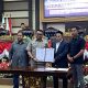 Bupati Kukar Aulia Rahman Basri bersama DPRD saat penandatanganan kesepakatan KUA-PPAS. (Van/dutakaltimnews.com)
