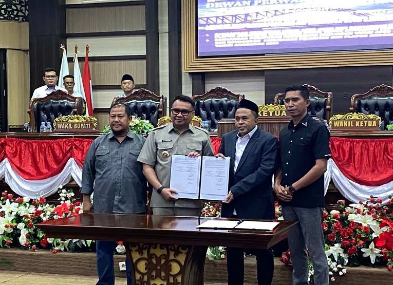 Bupati Kukar Aulia Rahman Basri bersama DPRD saat penandatanganan kesepakatan KUA-PPAS. (Van/dutakaltimnews.com)