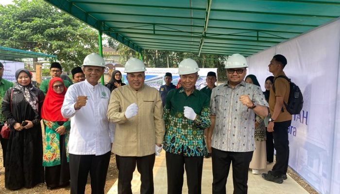 Bupati Kutai Kartanegara foto bersama Ketua PD Muhammadiyah dan Ketua DPRD Kukar.