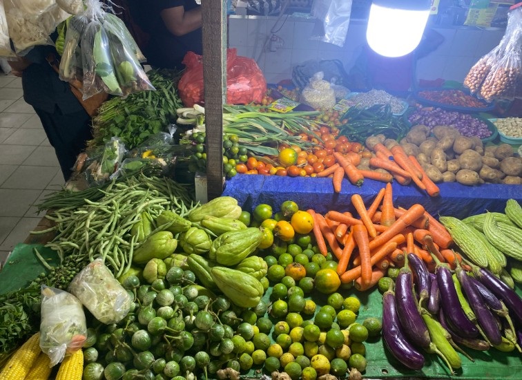Lapak Pedagang Sayur di Pasar Mangkurawang (Dok. Andri/dutakaltimnews.com)