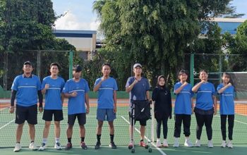 Kesiapan Capai 85 Persen, PESTI Kukar Matangkan 10 Atlet Menuju Porprov Paser 2026 6 Sekretaris Soft Tennis Kukar, Syahrul bersama para atlet (Dok. PESTI Kukar)