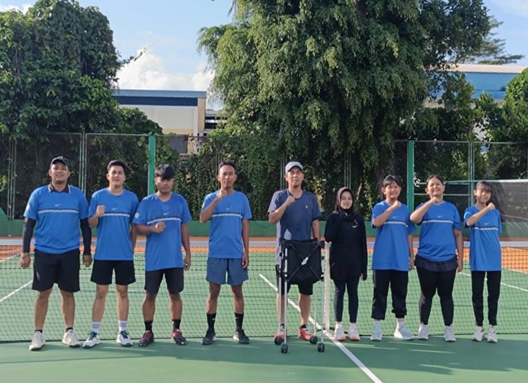 Sekretaris Soft Tennis Kukar, Syahrul bersama para atlet (Dok. PESTI Kukar)