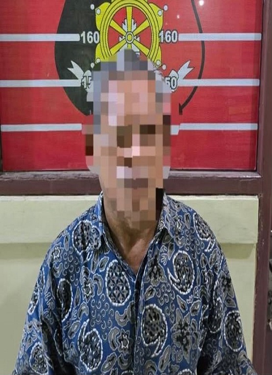 Pelaku Saat di Amankan Oleh Petugas Kepolisian. (Dok. Polsek Loa Janan)