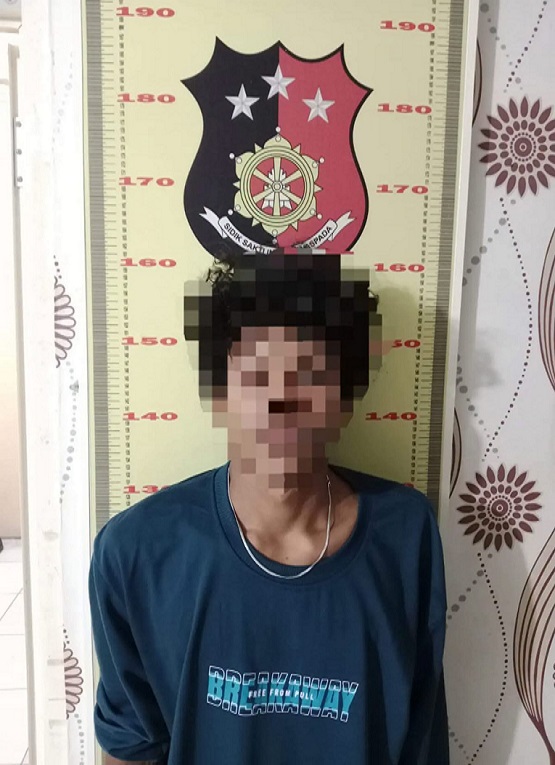 : Pelaku Saat di Amankan Petugas Kepolisian. (Dok. Polsek Tabang)