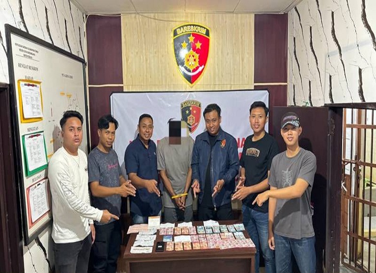 Pelaku Beserta Barang Bukti Saat di Amankan Petugas Kepolisian. (Dok. Polsek Sebulu)
