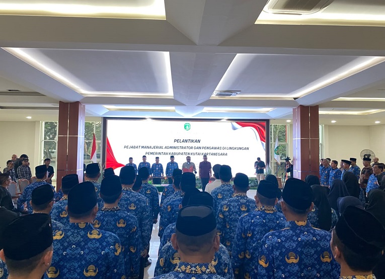 Pelantik Pejabat Manajerial Administrator dan Pengawas di lingkungan Pemerintah Kabupaten Kukar. (Van/dutakaltimnews.com)