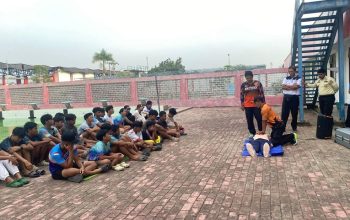 Suasana sosialisasi pertolongan pertama bagi atlet dan peserta olahraga air di Kolam Renang Junjung Buyah, Tenggarong. (Irvan/dutakaltimnews.com)