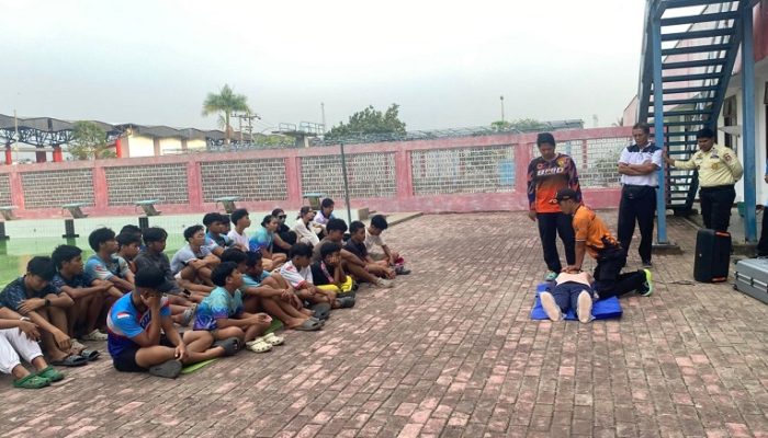 Antisipasi Insiden di Kolam Renang, Akuatik Kukar Gelar Sosialisasi Pertolongan Pertama