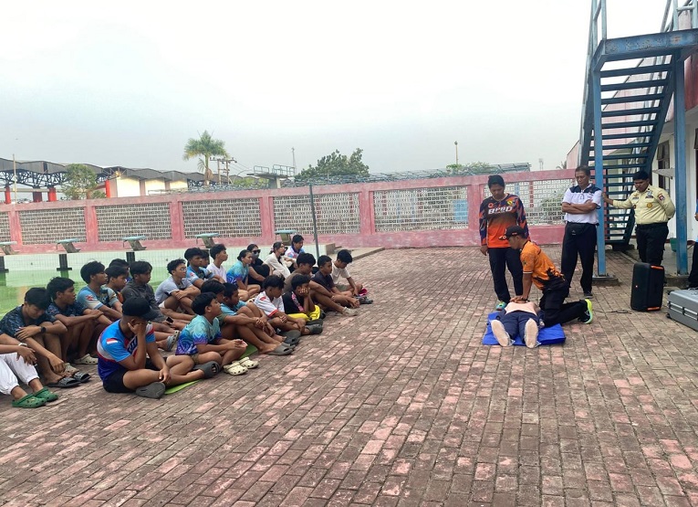 Suasana sosialisasi pertolongan pertama bagi atlet dan peserta olahraga air di Kolam Renang Junjung Buyah, Tenggarong. (Irvan/dutakaltimnews.com)