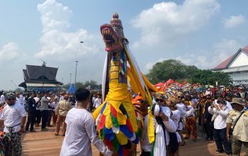 Suasana Prosesi Mengulur Naga dan Belimbur Erau Adat Kutai 2026. (Van/dutakaltimnews.com)