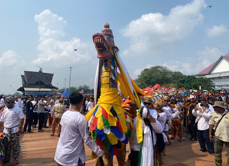 Suasana Prosesi Mengulur Naga dan Belimbur Erau Adat Kutai 2026. (Van/dutakaltimnews.com)