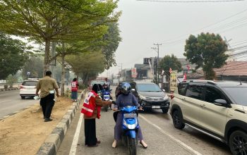 Kabut Asap Pekat Selimuti Tenggarong, BPBD Kukar Bagikan 5.000 Masker 4 Suasana Pembagian Masker Oleh BPBD Kukar, di Simpang simpang 3 lampu merah Pulau Kumala. (Van/dutakaltimnews.com)