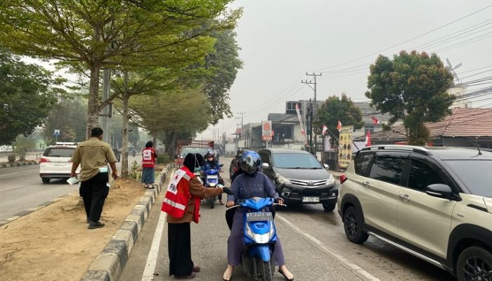 Kabut Asap Pekat Selimuti Tenggarong, BPBD Kukar Bagikan 5.000 Masker