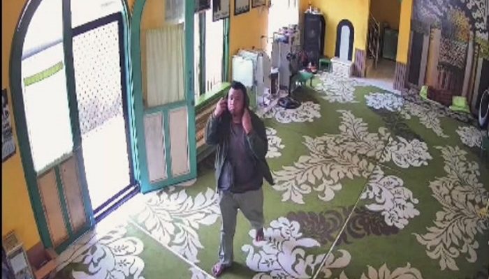 Terekam CCTV, Pria Diduga Bobol Dua Kotak Amal di Majelis Taklim Mangkurawang