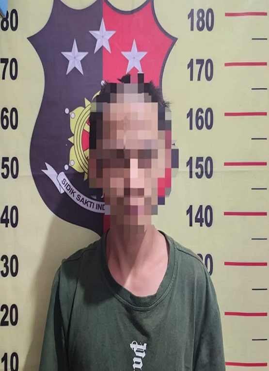 Pelaku Saat di Amankan Petugas Kepolisian. (Dok. Polsek Kembang Janggut)